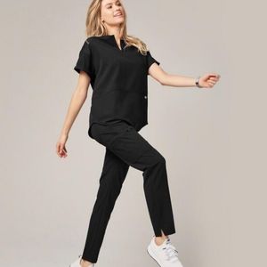 Figs cayo popover black scrub top